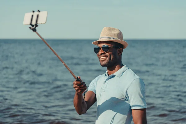 Man taking selfie on beach — Stock Photo, Image