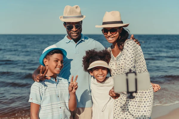 Familia tomando selfie en la playa — Foto de Stock