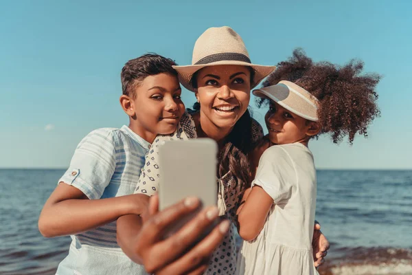 Kumsalda selfie alarak çocuklar ile anne — Stok fotoğraf