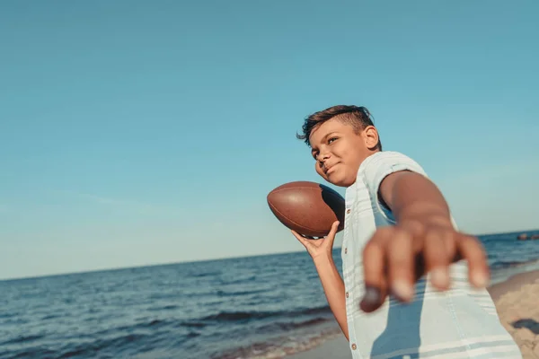 Bambino afroamericano con palla sulla spiaggia — Foto Stock