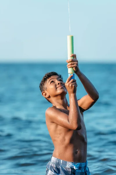 Niño afroamericano con pistola de agua —  Fotos de Stock