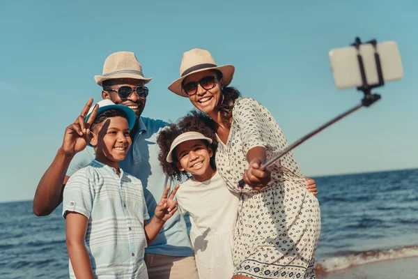 Famiglia prendendo selfie sulla spiaggia Immagini Stock Royalty Free