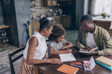  küçük kız defter veliler ile yazma