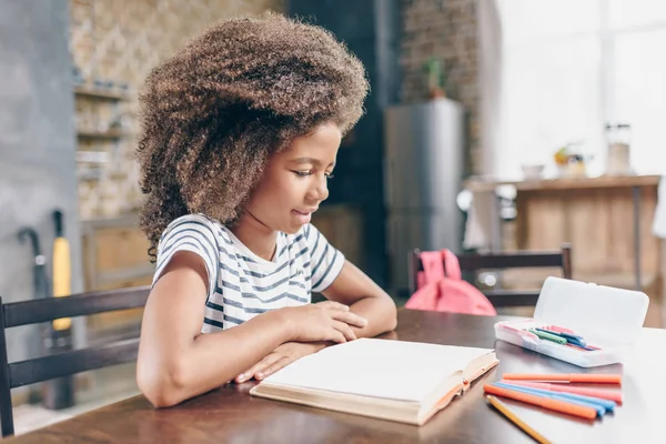 Menina leitura livro — Fotografia de Stock