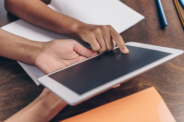 Ženské ruce digitální tabletu — Stock fotografie