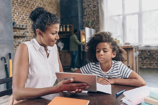 Mère montrant fille tablette numérique — Photo