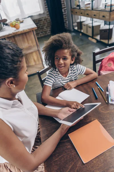 Mère montrant fille tablette numérique — Photo