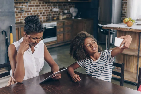 Little girl taking a selfie — Stock Photo, Image