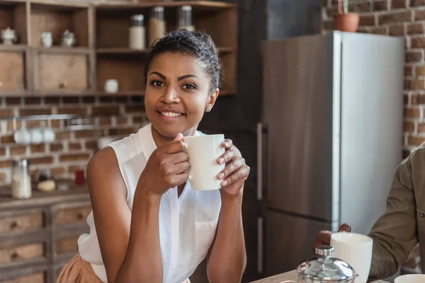 Donna sorridente con tazza di caffè — Foto Stock