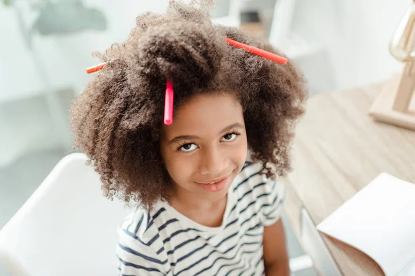 Malá holčička se značkami ve vlasech — Stock fotografie