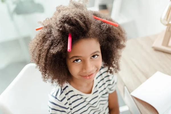 Niña con marcadores en el pelo — Foto de Stock