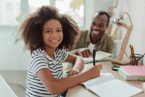 Meisje huiswerk met papa — Stockfoto