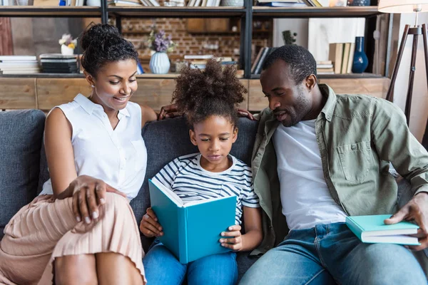 Little girl reading book — Stock Photo, Image