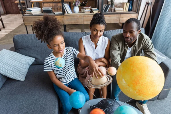 Meisje en ouders met model van het zonnestelsel — Stockfoto