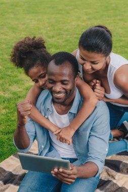 Afro-Amerikan aile tablet ile