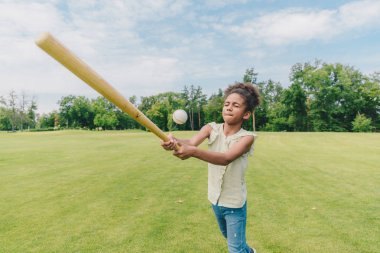 Park beyzbol oynayan çocuk