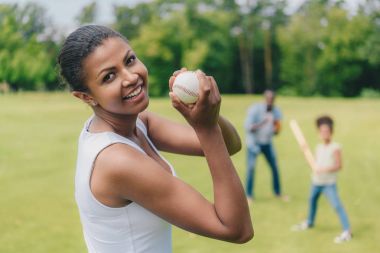 Afrikalı-Amerikalı kadın beyzbol topu ile
