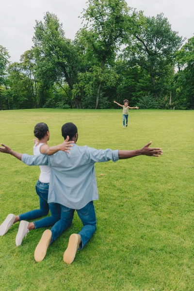 Gelukkig gezin in park — Gratis stockfoto