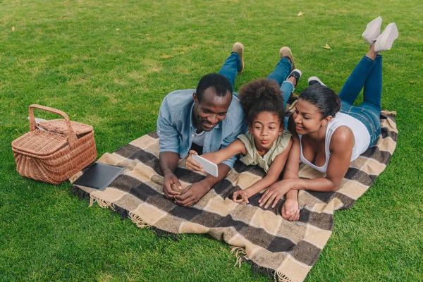 Familia tomando selfie en el picnic — Foto de Stock