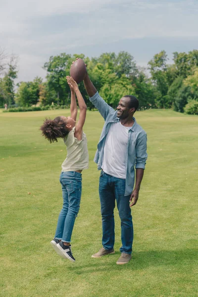 Família afro-americana com bola de rugby — Fotografia de Stock