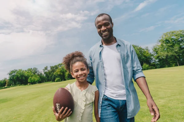 Familia afroamericana con pelota de rugby — Foto de Stock