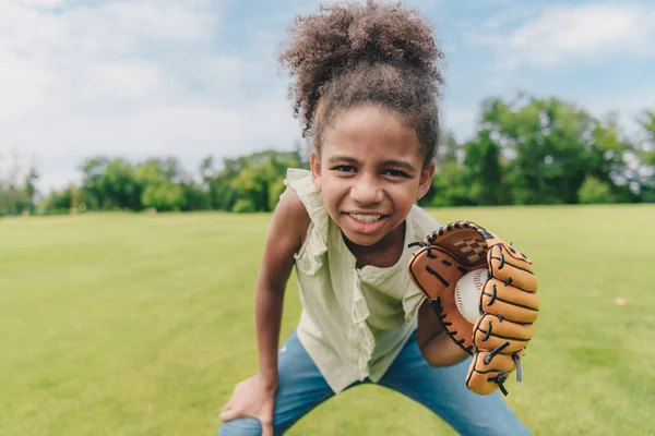 Το παιδί παίζοντας μπέιζμπολ στο πάρκο — Φωτογραφία Αρχείου