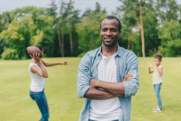 Famiglia che gioca a football americano — Foto Stock