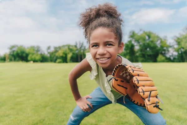 Дитина грає в бейсбол в парку — стокове фото