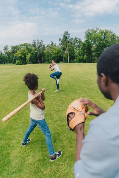 Afrikkalainen amerikkalainen perhe pelaa baseball — kuvapankkivalokuva