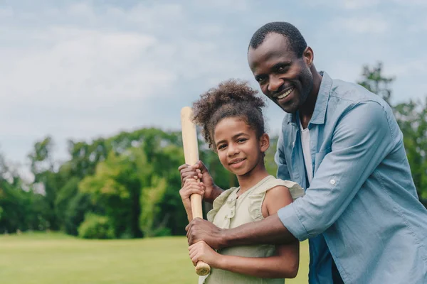 Афроамериканська сім'я грає в бейсбол — стокове фото