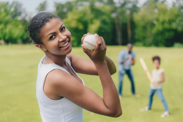 African american vrouw met honkbal — Stockfoto