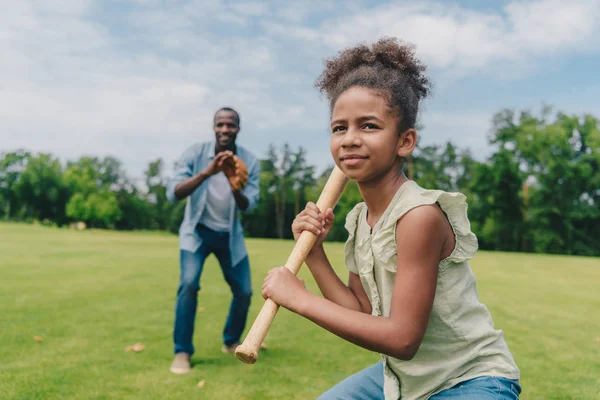 Afrikanische amerikanische Familie spielt Baseball — Stockfoto