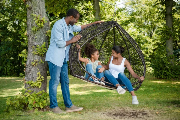 Афроамериканська сім'я на гойдалках — стокове фото