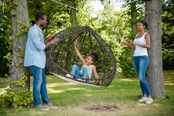 Afroamericana familia en swing — Foto de Stock