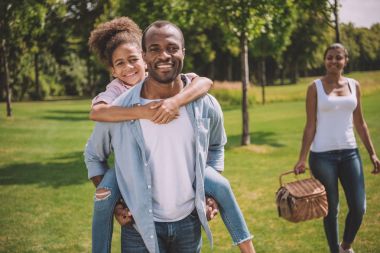 mutlu afican Amerikan ailesi Park