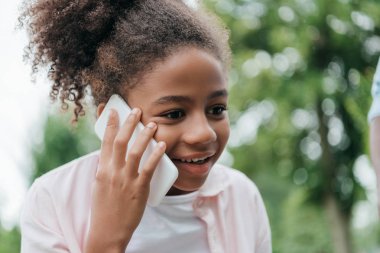 smartphone üzerinde konuşurken çocuk