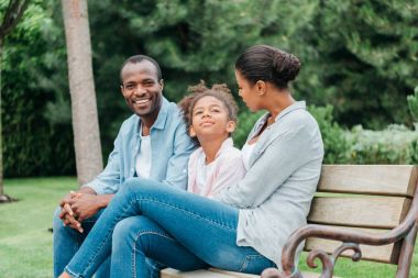 Afro-Amerikan aile bankta oturan