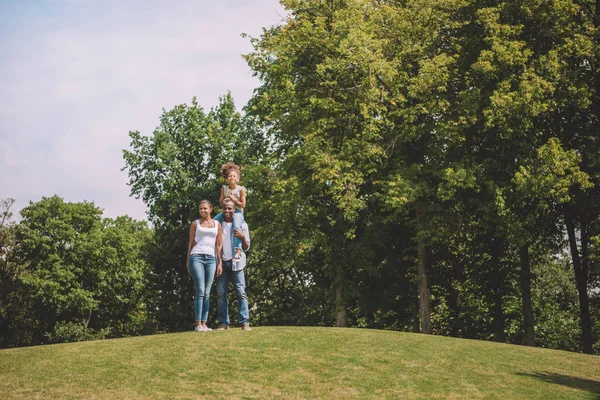 Família afro-americana no campo — Fotografia de Stock