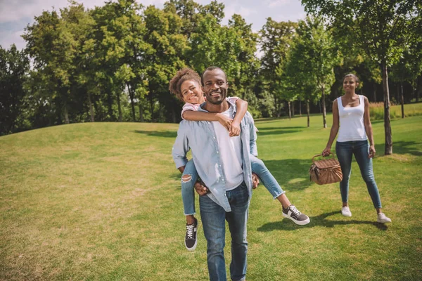 Família americana afican feliz no parque — Fotografia de Stock