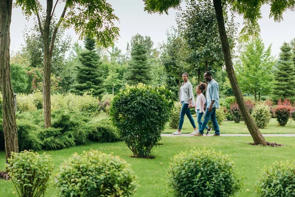 Famille afro-américaine marche dans le parc — Photo