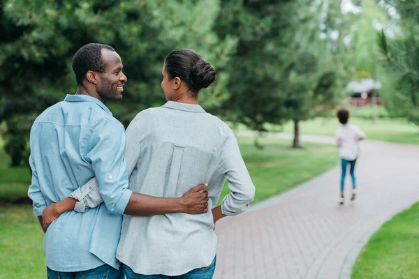 Афро-американських пара в парку — стокове фото