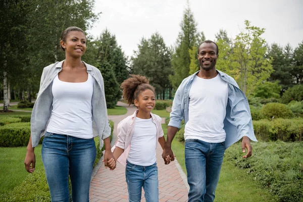 Família afro-americana caminhando no parque — Fotografia de Stock