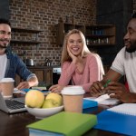 Étudiants souriants multiethniques