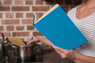 pişirme ve kitap okuma öğrenci  