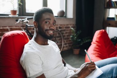 Not defterine yazan genç adam.