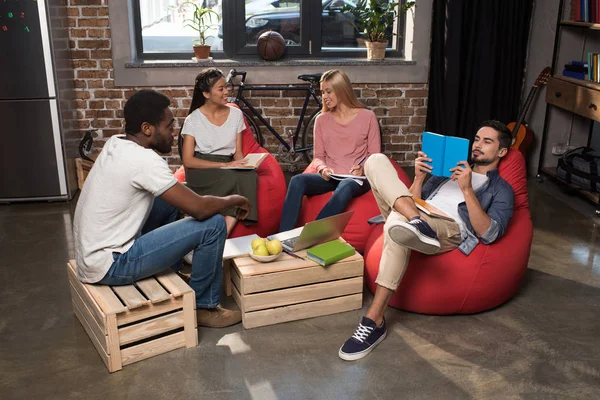 Students studying together — Stock Photo, Image