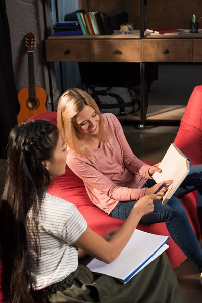 Estudiantes multiétnicos que estudian con libro — Foto de Stock