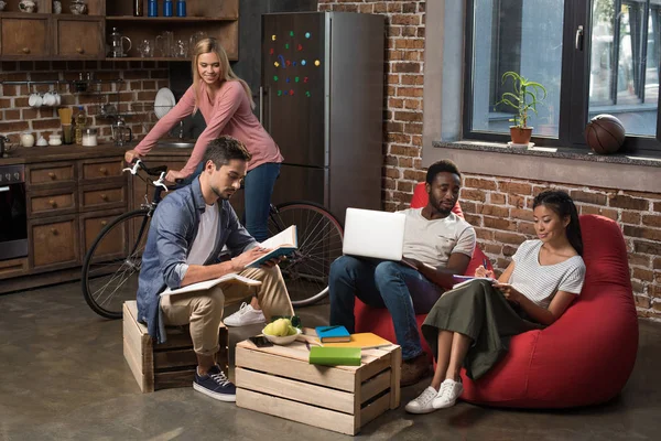 Multietniskt studenter studerar tillsammans — Stockfoto