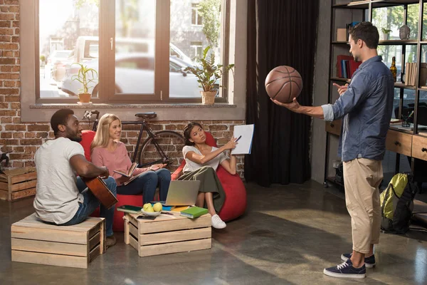 Studenti multietnici che studiano insieme — Foto Stock