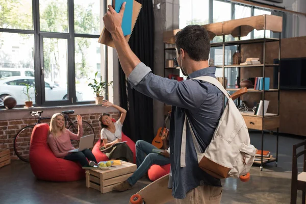 Manlig student med böcker — Stockfoto